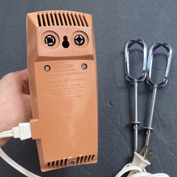 General Electric Vintage Yellow Hand Mixer D1-M22 Works Made in USA - Picture 4 of 7